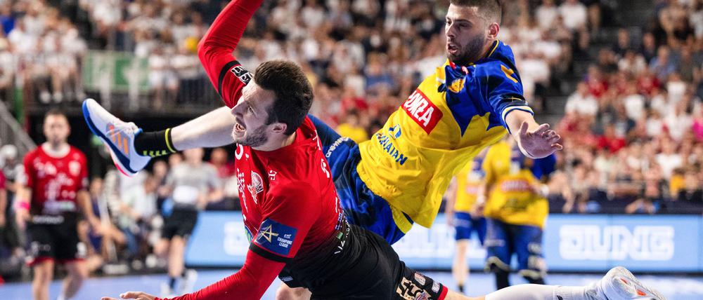 Manuel Strlek (l) wechselt zu den Füchsen Berlin in die Handball-Bundesliga.