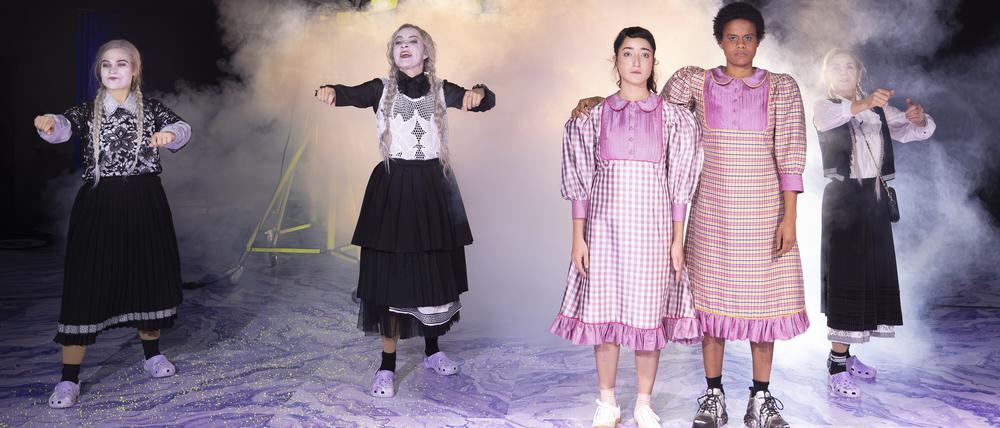 Frau, Leben, Freiheit: Szene aus „Antigones Vermächtnis“ im Theater an der Parkaue.