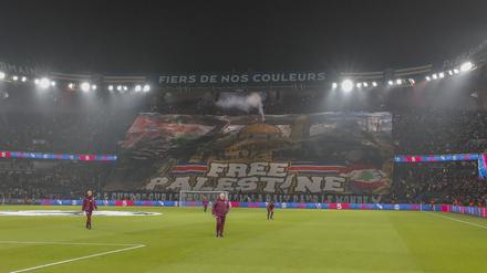 „Free Palestine“-Banner beim Spiel Paris gegen Madrid.