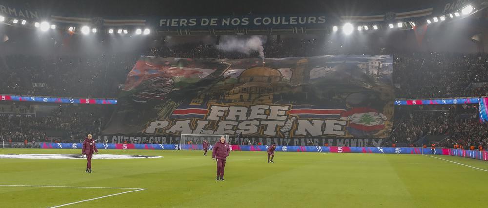„Free Palestine“-Banner beim Spiel Paris gegen Madrid.