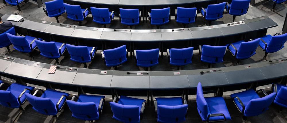  Im Bundestag ist die Sitzung am 7.11.2024 unterbrochen und die Sitze der Abgeordneten leer.  