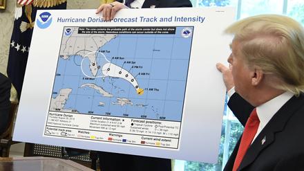 Fake Kurs: Präsident Donald Trump präsentierte eine mit Filzstift veränderte Karte des vermuteten Kurses von Hurrikan Dorian, die damit zuvor von ihm aufgestellten falschen Behauptungen entsprach.
