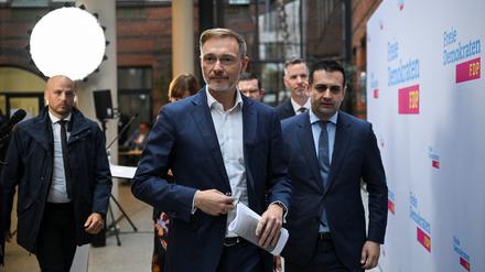 Auf dem Weg raus aus der Ampel: Christian Lindner (vorn) nach seiner Entlassung durch den Bundeskanzler