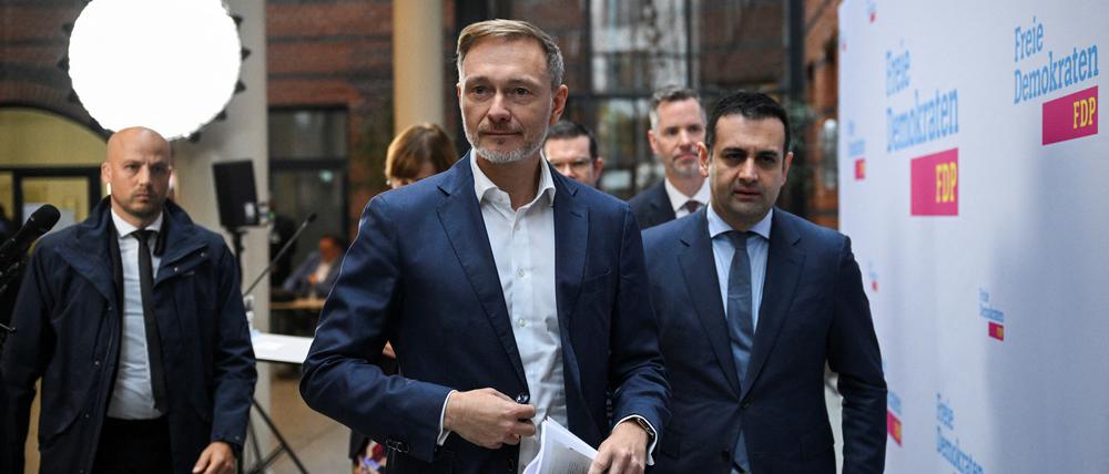 Auf dem Weg raus aus der Ampel: Christian Lindner (vorn) nach seiner Entlassung durch den Bundeskanzler