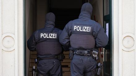 Polizisten  während einer Razzia in Dresden (Symbobild). 