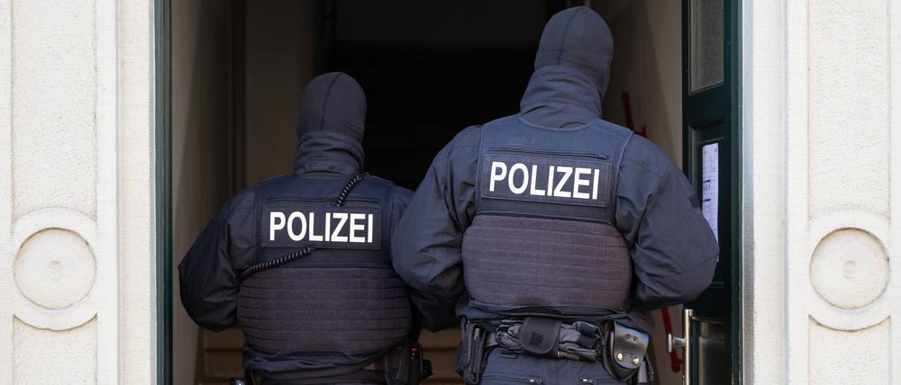 Polizisten  während einer Razzia in Dresden (Symbobild). 