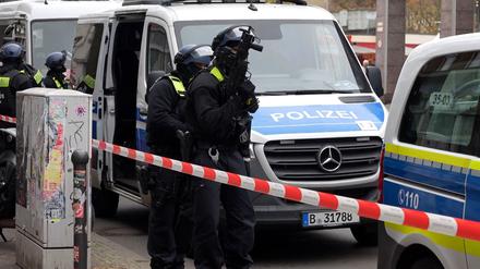 Polizei und SEK im Einsatz in Berlin-Köpenick. Ein Mann wurde in einem Imbiss in Berlin-Köpenick mehrfach angeschossen.