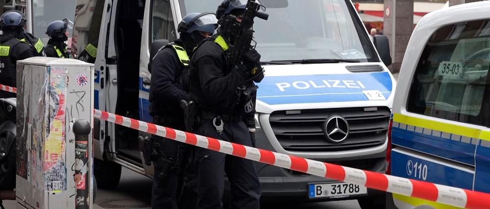 Polizei und SEK im Einsatz in Berlin-Köpenick. Ein Mann wurde in einem Imbiss in Berlin-Köpenick mehrfach angeschossen.