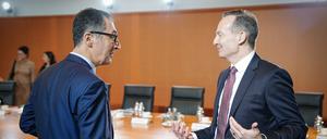 Volker Wissing (FDP), Bundesminister für Verkehr und Digitales, und Cem  Özdemir (l, Bündnis 90/Die Grünen), Bundesminister für Ernährung und Landwirtschaft, nehmen an der Sitzung des Bundeskabinetts teil.