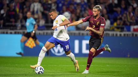 Kylian Mbappé (l) kehrt für die letzten beiden Nations-League-Spiele nicht in den Kader von Vizeweltmeister Frankreich zurück.