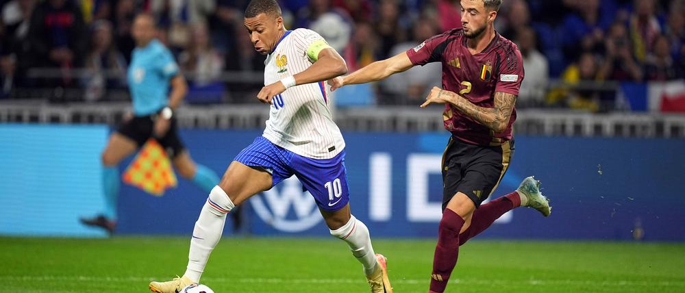 Kylian Mbappé (l) kehrt für die letzten beiden Nations-League-Spiele nicht in den Kader von Vizeweltmeister Frankreich zurück.