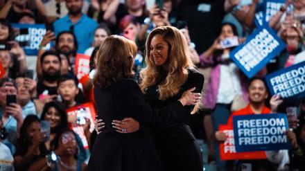 Beyoncé am 25. Oktober bei einer Wahlkampfveranstaltung der Demokraten, supportet und umarmt Kamala Harris. 