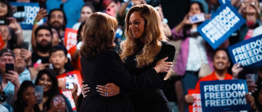 Beyoncé am 25. Oktober bei einer Wahlkampfveranstaltung der Demokraten, supportet und umarmt Kamala Harris.