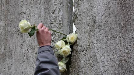 Feierstunde zur Würdigung der Friedlichen Revolution am Mauerrest in der Stubenrauchstraße am Griebnitzsee.