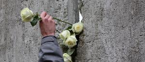 Feierstunde zur Würdigung der Friedlichen Revolution am Mauerrest in der Stubenrauchstraße am Griebnitzsee.