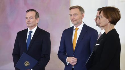 Verkehrsminister Volker Wissing (l.) und Ex-Finanzminister Christian Lindner (M.)