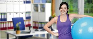 Eine Frau mit Medizinball unterm Arm lächelt frech in die Kamera, hinter ihr stehen Aktenordner.