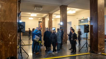 Menschen im Foyer der Humboldt-Universität Berlin lauschen den Klängen der Soundinstallation Mo(u)rning von Juan Pablo Martini bei der Einweihung am 7. November 2024.