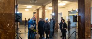 Menschen im Foyer der Humboldt-Universität Berlin lauschen den Klängen der Soundinstallation Mo(u)rning von Juan Pablo Martini bei der Einweihung am 7. November 2024.