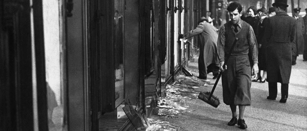 In der Reichspogromnacht vom 9. zum 10. November 1938 zertrümmerten Angehörige von Sturmabteilung (SA) und Schutzstaffel (SS) die Schaufenster jüdischer Geschäfte.