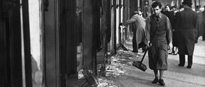 In der Reichspogromnacht vom 9. zum 10. November 1938 zertrümmerten Angehörige von Sturmabteilung (SA) und Schutzstaffel (SS) die Schaufenster jüdischer Geschäfte.