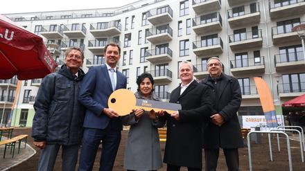 Bausenator Christian Gaebler (SPD), Geschäftsführer Arjen ten Brinke, Bezirksbürgermeisterin Emine Demirbüken-Wegner (CDU), Gesobau-Vorstand Christian Wilkens und Thomas Harms, Superintendent der ev. Kirche.