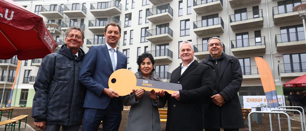 Bausenator Christian Gaebler (SPD), Geschäftsführer Arjen ten Brinke, Bezirksbürgermeisterin Emine Demirbüken-Wegner (CDU), Gesobau-Vorstand Christian Wilkens und Thomas Harms, Superintendent der ev. Kirche.