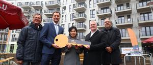 Bausenator Christian Gaebler (SPD), Geschäftsführer Arjen ten Brinke, Bezirksbürgermeisterin Emine Demirbüken-Wegner (CDU), Gesobau-Vorstand Christian Wilkens und Thomas Harms, Superintendent der ev. Kirche.