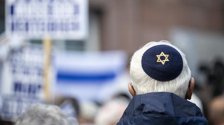 Ein Teilnehmer einer Pro-Israel-Kundgebung in Frankfurt. 