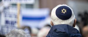 Ein Teilnehmer einer Pro-Israel-Kundgebung in Frankfurt. 