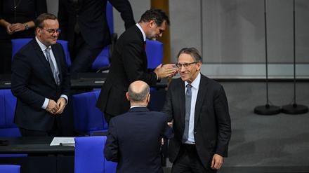 Ungestört beim Haushalt: Jörg Kukies (SPD), der neue Finanzminister (rechts), im Bundestag mit dem Kanzler, Verteidigungsminister Boris Pistorius und Kanzleramtschef Wolfgang Schmidt