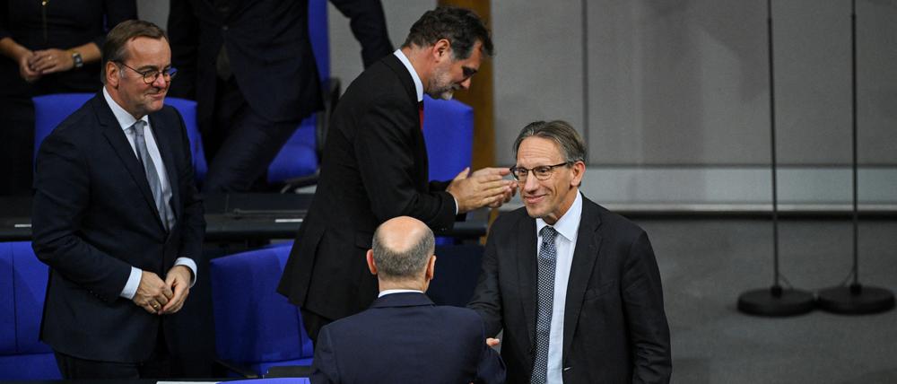 Ungestört beim Haushalt: Jörg Kukies (SPD), der neue Finanzminister (rechts), im Bundestag mit dem Kanzler, Verteidigungsminister Boris Pistorius und Kanzleramtschef Wolfgang Schmidt
