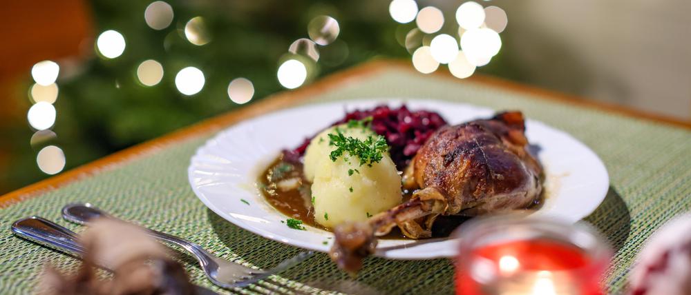 Eine Portion Gänsekeule mit Rotkraut und Klößen gehört für viele Menschen zum Weihnachtsfest.