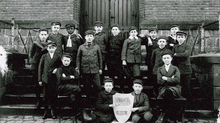 Klassenfoto, auf dem Dualla Misipo (1901-1973) zu sehen ist, mit der Bildunterschrift: „Klassenfoto Quarta 1914, Herborn“.