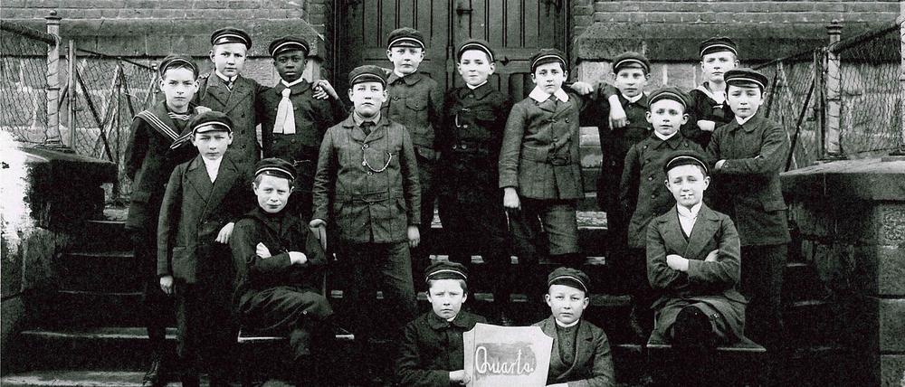 Klassenfoto, auf dem Dualla Misipo (1901-1973) zu sehen ist, mit der Bildunterschrift: „Klassenfoto Quarta 1914, Herborn“.