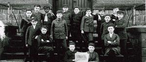 Klassenfoto, auf dem Dualla Misipo (1901-1973) zu sehen ist, mit der Bildunterschrift: „Klassenfoto Quarta 1914, Herborn“.