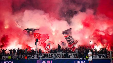Die Fans des VfB Stuttgart haben bei der Champions League-Begegnung mit Atalanta Bergamo massiv Pyrotechnik gezündet.