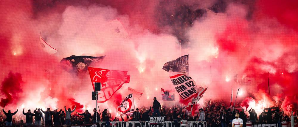 Die Fans des VfB Stuttgart haben bei der Champions League-Begegnung mit Atalanta Bergamo massiv Pyrotechnik gezündet.