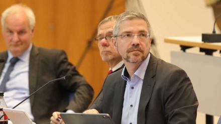 In der Stadtverordnetenversammlung am Mittwoch: Baubeigeordneter Bernd Rubelt (parteilos), Finanzdezernent Burkhard Exner (SPD) und Oberbürgermeister Mike Schubert (SPD).