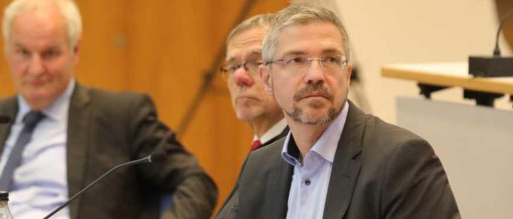 In der Stadtverordnetenversammlung am Mittwoch: Baubeigeordneter Bernd Rubelt (parteilos), Finanzdezernent Burkhard Exner (SPD) und Oberbürgermeister Mike Schubert (SPD).