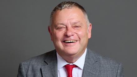 Mike Amesbury, Abgeordneter der Labour-Party, posiert für ein offizielles Portrait. 