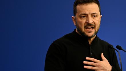 Der ukrainische Präsident Wolodymyr Selenskyj will im Westen eingefrorene russische Milliarden vor allem für Waffenkäufe haben.