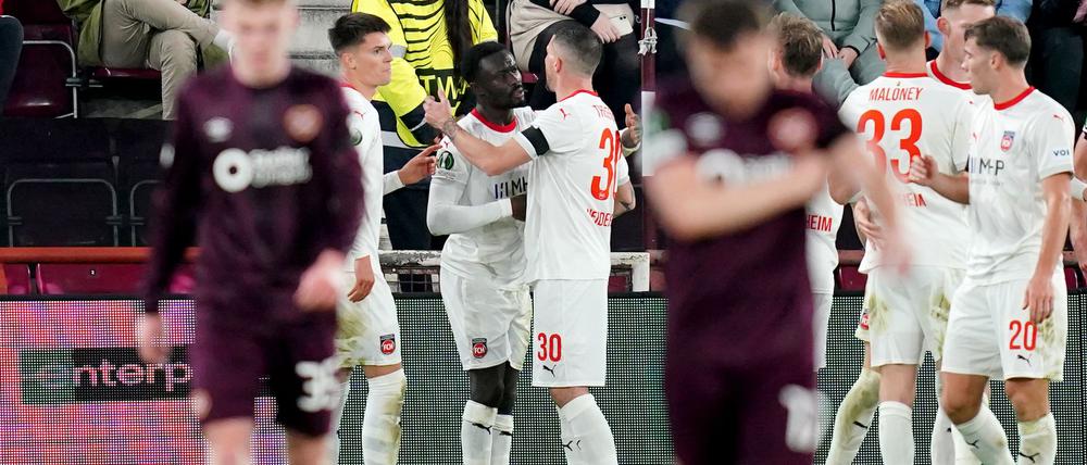 Sirlord Conteh (3. v. l.) traf für Heidenheim zur Führung bei Heart of Midlothian.