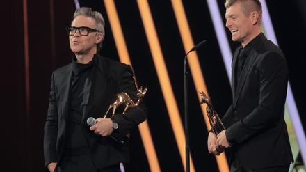 Robbie Williams überreichte Toni Kroos den „Bambi“, nachdem er bereits selbst einen erhalten hat. 