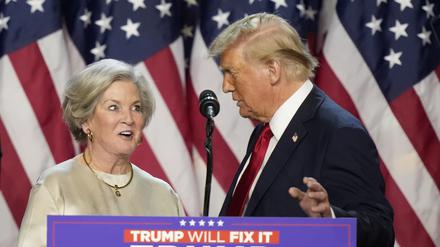 Der designierte US-Präsident Donald Trump mit Susie Wiles, die seine Stabschefin im Weißen Haus werden soll.