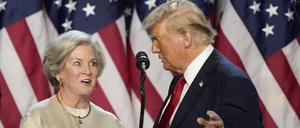 Der designierte US-Präsident Donald Trump mit Susie Wiles, die seine Stabschefin im Weißen Haus werden soll.