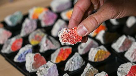 Die Farbe auf den Mauer-Steinen wird neu aufgetragen. 