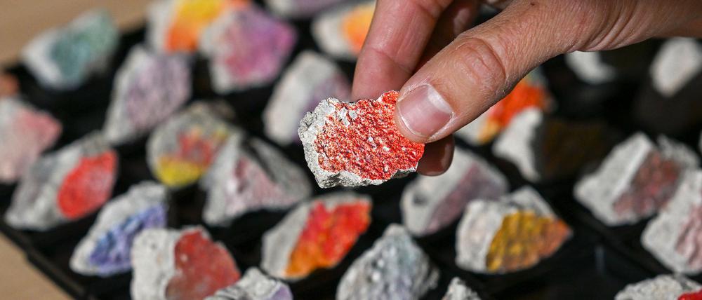Die Farbe auf den Mauer-Steinen wird neu aufgetragen. 