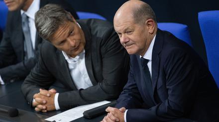 Bundeskanzler Olaf Scholz (SPD, r.) mit Wirtschaftsminister Robert Habeck (Grüne)