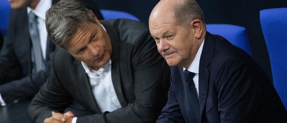 Bundeskanzler Olaf Scholz (SPD, r.) mit Wirtschaftsminister Robert Habeck (Grüne)
